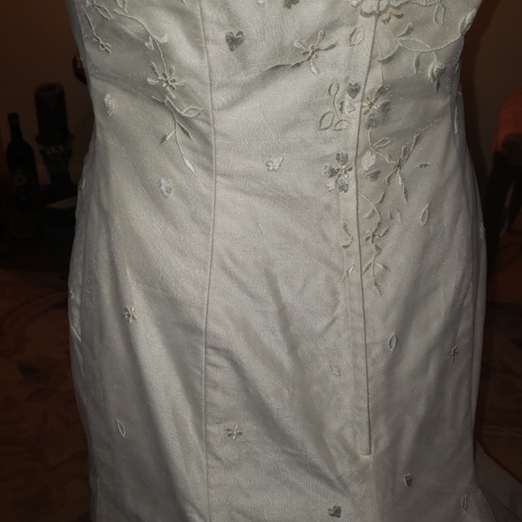 Brand new wedding dress - Picture 4 of 4